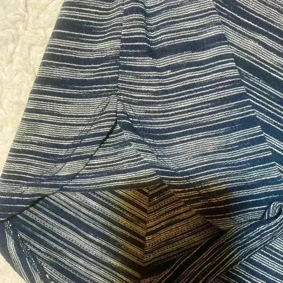 Blue & white blouse by Retrology. Size large - Picture 4 of 6